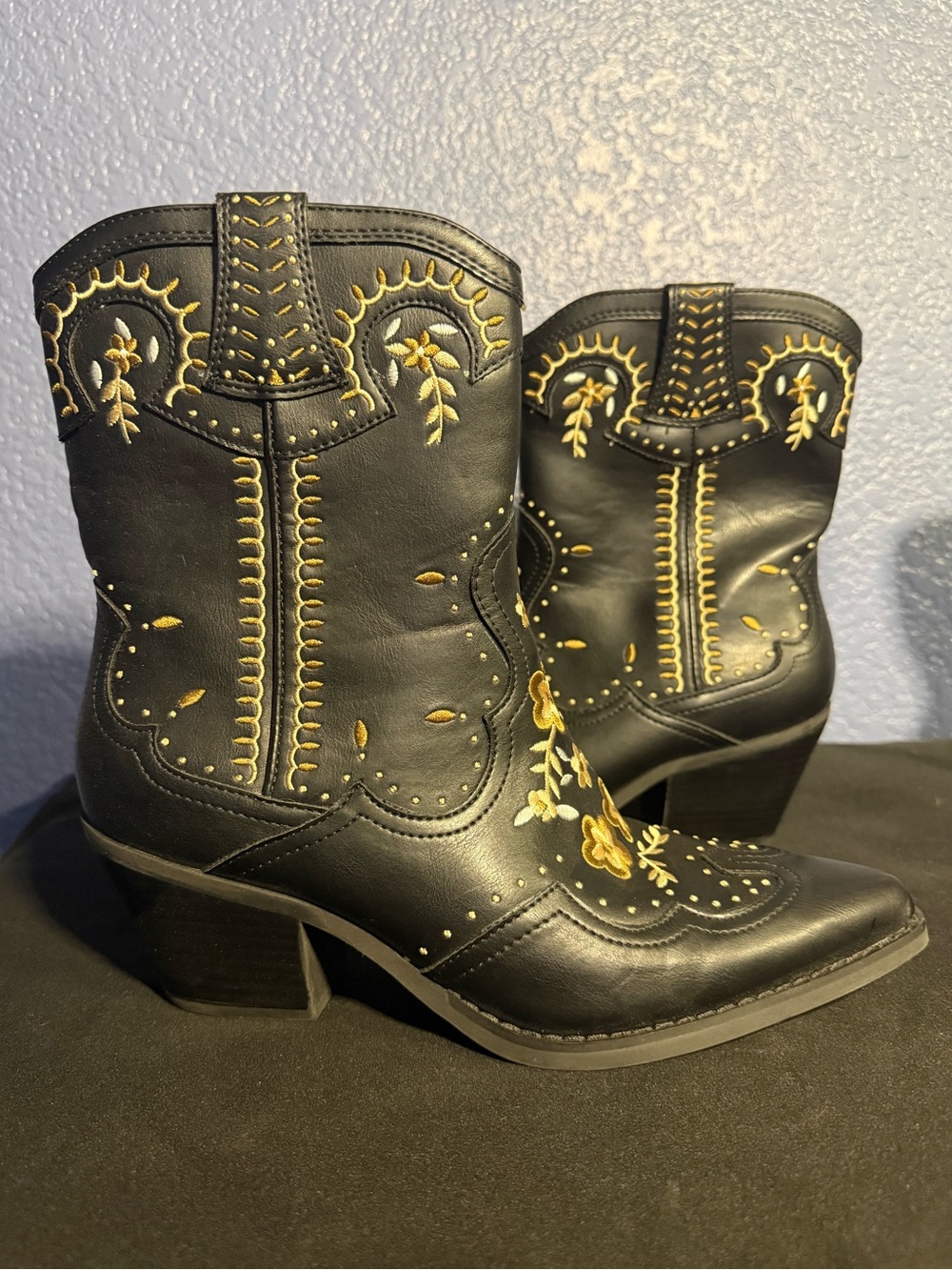 Crown Vintage Embroidered Boots
